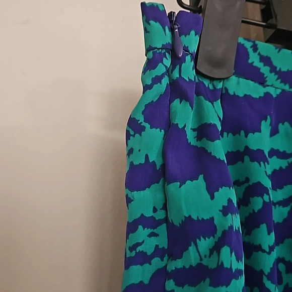 ANTHROPOLOGIE Sketchbook printed Silky pleated shorts In Blue/green. Size small - Picture 6 of 8